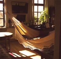 Hængekøjen imponerer med sin naturlige hvide bomuldsklud, hæklet kant og komfort for to.