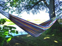 Hængekøje med himmel blå baggrund og striber er familievenlige i størrelse og kvalitet.