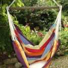 Hængekøjestol forkæler med stor blød seng i regnbuens farver.