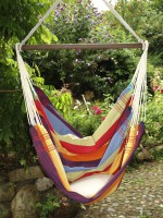 Hængekøjestol forkæler med stor blød seng i regnbuens farver.