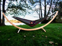 Det lille hængekøjesæt i lærk bringer mobil nydelse med en hængekøje.