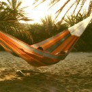 Dette nethængekøje lavet af farvet bomuldbånd giver sovekomfort til to.