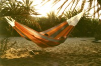 Dette nethængekøje lavet af farvet bomuldbånd giver sovekomfort til to.