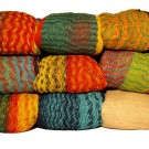 Denne nethængekøje lavet af farvet bomuldstråd indlejrer komfortabelt op til fem kendere.