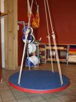 Den runde platformgynge lavet af skum med kunstlæder betræk er ideelt til spil og terapi