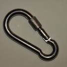 Karabinhagen lavet af rustfrit stål med ekstra sikkerhedslås.