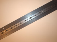 Terapien skinne til væggen eller loftet er lavet af aluminium på en støtteplade.