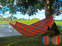 Denne hængekøje af god kvalitet med et smukt stribet design fylder lidt.