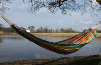 Hængekøje lavet af vævet stof i lyse forårsfarver