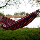 Denne hængekøje til to kombinerer kvalitet og komfort med farverig stribe design.