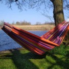 Hængekøjen i god størrelse for to i frisk orange med klar striber.