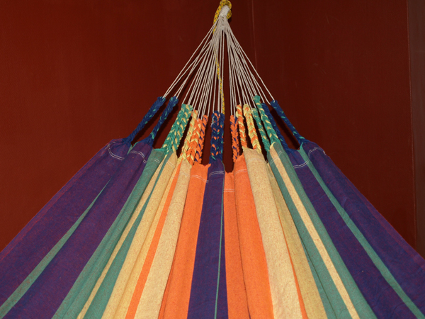 Hængekøje, farverige striber og høj kvalitet i farverne blå, orange, gul og grøn