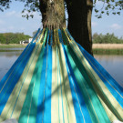 Denne hængekøje i blå-grøn-gul er af god kvalitet og egnet til to voksne.