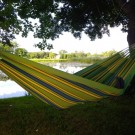 Tøjhængekøjen i frisk gulgrøn er iøjnefaldende og sikrer nydelse for to.