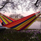 Denne klud hængekøje tilbyder kvalitet og komfort for to og en sassy farve accent med pink.