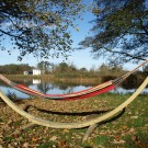 Hængekøjestativ af behandlede fyr buer bærer små hængekøjer.