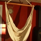 Hængekøjestol lavet af naturlige hvid bomuld imponerer med enkelhed og komfort.