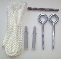 Monteringssættet omfatter kroge, dyveler, reb og bor 