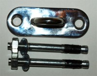 Sikkerhedsfastgørelsen i rustfrit stål består af en plade + øje og kraftige ankre.