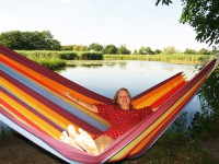 Den hængekøje med striber i regnbuens farver giver komfort og nydelse for to.